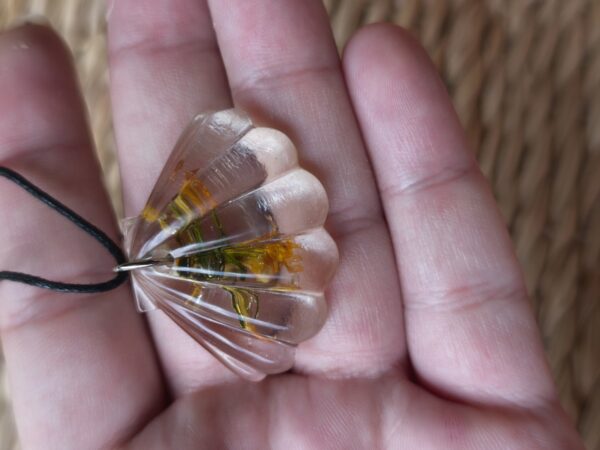 Flower clam necklace